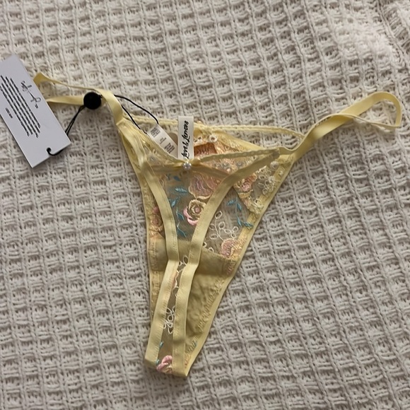 Vintage Eyelet Rose Thong and Bustier set - Picture 7 of 15